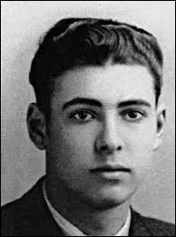 Parmi ces personnages fusillés pendant la Seconde Guerre mondiale, quel est celui qui connut un regain médiatique grâce à... (à cause de... ? ) Nicolas Sarkozy ?