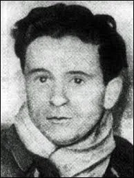 Colonel Fabien (ligne 2) : 
Colonel Fabien était le pseudo de Pierre Georges dans la Résistance. Que trouve-t-on au 2 place du Colonel-Fabien ?