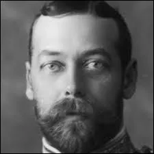 George V (ligne 1) : 
En 1917, qu'a fait George V, le grand-père d'Elisabeth II ?