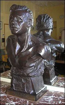 Jacques xxxxxxxxxxxxxxx (ligne 5) : 
Bien que civil, c'est lui qui porte le nom le plus martial. À 28 ans, Il est le premier mort fusillé à Paris en 1940. Quel est son nom ?