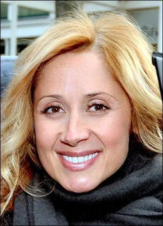De quelle nationalité est Lara Fabian qui interprète "Ici" ?