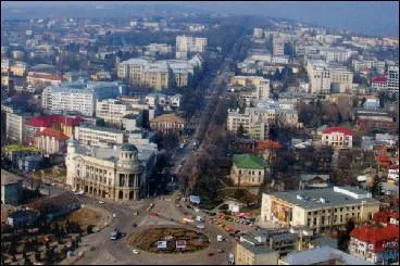 Iasi, ville de Moldavie, est la quatrième de son pays en termes de population. C'est une ville :