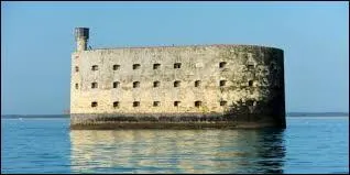 Quelle est la largeur du Fort Boyard ?
