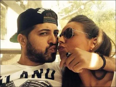 Qui est cette personne à côté de la fille ?