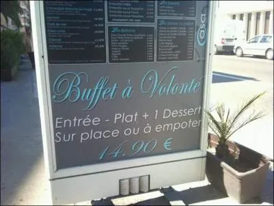 Ah, le manque de place, sur le panneau, nous amène à faire une faute. Encore une histoire de buffet avec faute ou pas.