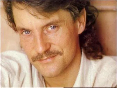 Dans quelle chanson de Francis Cabrel, pouvons-nous entendre les paroles suivantes : " Elle n'en sort plus de ta mémoire, ni la nuit, ni le jour". ?