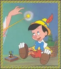 De quelle couleur est la bonne fée, marraine de Pinocchio ?