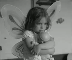 A quelle chanteuse doit-on la chanson "La Fée", sortie en 2010 et dont sont extraites ces paroles : "Moi aussi j'ai une fée chez moi, sur les gouttières ruisselantes, je l'ai trouvée sur un toit, dans sa traîne brûlante..." ?