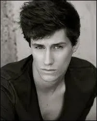 "Voie sur ton chemin, gamins oubliés, égarés donne-leur la main pour les mener vers d'autres lendemain ! "de ...