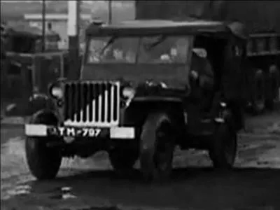 Regardez la photo. Cette jeep a une particularité qui permet de dire que ce véhicule n'a rien à faire dans le film.
Pouvez-vous dire pourquoi ?