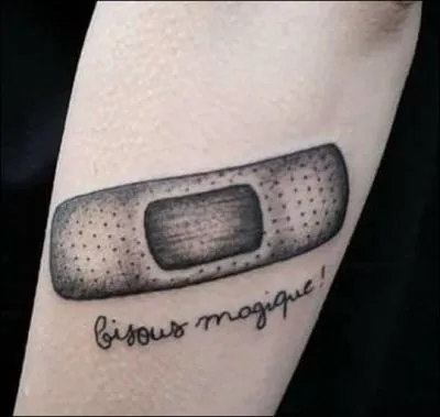 Marqué à vie, quel dommage. Alors faute d'accord ou pas. Attention, je considère personnellement qu'il y a qu'un seul bisou, sur ce tatouage, je vous dis cela pour ne pas vous induire en erreur sur la réponse.