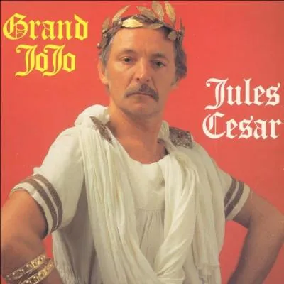 Un petit coucou à nos amis belges, car le Grand Jojo, c'est un king. Ses disques tournaient en boucle dans mon mange-disque. Je vais vous demander de terminer cette chanson. " Jules César, on l'appelait Jules César, il mettait pas d'falzar, pour qu'on voie ses belles jambes, ses jolies jambes...