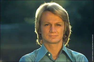 Quelle chanson de Claude François commence par : " Regarde ta montre, il est déjà huit heures, embrassons-nous tendrement"