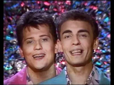 " Et tu chantes, chantes, chantes ce refrain qui te plaît et tu tapes, tapes tapes, c'est ta façon d'aimer...