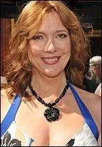 Comment s'appelle la première femme de Leland ?