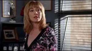 Comment se nomme la petite amie de Leland, celle qui finit en prison ?