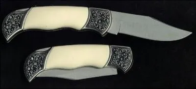 Le couteau au manche blanc sert à couper les branches, les herbes, sculpter la cire. Il est utilisé pour graver des runes, mais aussi pour façonner la ----.