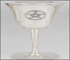 Que ne doit pas porter la coupe afin que prenne la magie et qu'il n'y ait pas de conflits ?