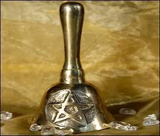 Vous voulez éloigner les mauvais sorts, n'est-ce pas ? En effet l'atmosphère vous semble lourde à présent, vous n'auriez jamais dû commencer ce quiz ! Qu'allez-vous prendre pour purifier votre pratique ?