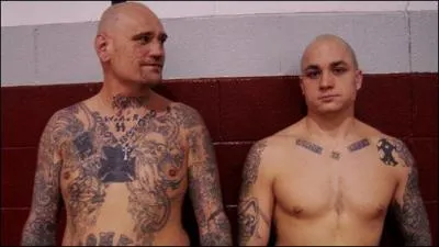 Les ''Aryan Brotherhood'' fondés en 1967, dans une prison californienne, prônant la suprématie des blancs, il ne représente que 1% de la population carcérale en imposant une violence sans limites : quel est le pourcentage de meurtres dans les prisons américaines qui sont à l'origine de ce gang ?