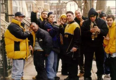 Quel est l'emblème des "Latin Kings", le plus ancien gang des rues qui a des racines datant des années 30 à Chicago ?