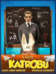 Jean-Louis Borloo incarnant le cancre dans "L'Elève Katrobu", un rôle qui ne lui a pas trop demandé de travail acharné... Sur la vraie affiche de "L'Elève Ducobu", qui est le comédien se tenant dans le rôle de l'instituteur parodié ici par Nicolas Sarkozy ?