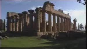 Dans quel pays est situé le site de Cyrène ?