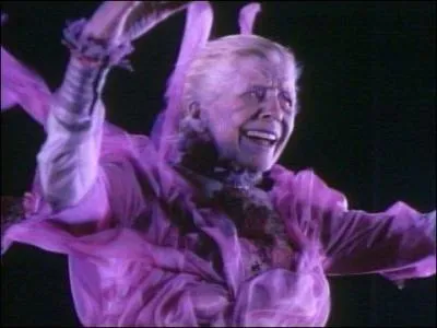 Les chasseurs de l'agence vont être amené à rencontrer différents esprits et fantômes. Dans quel type d'établissements font-ils la rencontre d'Eleanor Twitty ?