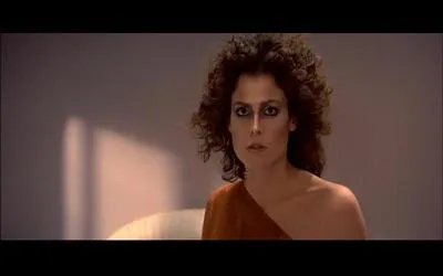 Dana Barrett, première cliente de l'agence SOS fantômes, car elle a fait la rencontre de l'un des serviteurs du méchant fantômes de la question N°15, serviteur qui prendra l'apparence de Dana (photo). Quelle actrice interprète Dana Barrett ?