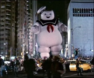 Pour combattre l'agence S.O.S fantômes, le méchant fantômes se transforme en Bibendum de 35 mètres. Ce Bibendum est en fait une mascotte de marque de guimauves. C'est le Bibendum...