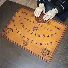 Comment s'appelle l'objet utilisé lors de séances de spiritisme présent sur la photo ?