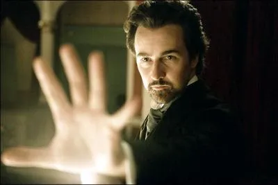 Quel est ce film avec Edward Norton ? Ce film raconte l'histoire d'un magicien à la fin du XIXe siècle à Vienne, où par amour pour une femme, il va se retrouver opposé au prince héritier et ses forces de police.