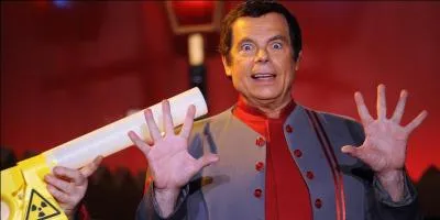 Gérard Majax est un magicien français réputé dans les années 70/80. Je vais vous demander dans quel film avec Pierre Richard, joue-t-il le rôle d'un espion aux doigts agiles ? De plus c'est lui qui manipule les cartes dans le générique au début du film.