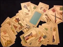 Comment s'appelle l'art divinatoire utilisant le tirage des cartes ?