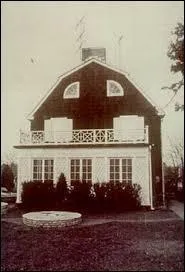 Quelle ville des Etats-Unis fut entre 1974 et 1976, le théâtre d'une série de meurtres étranges dans une non moins étrange maison ?