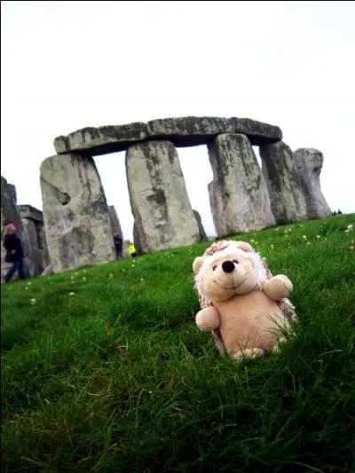 Les pierres massives de Stonehenge se tiennent debout depuis près de 4 000 ans mais encore aujourd'hui, personne n'est capable de dire qui les a construites, déposées là et encore moins pourquoi. Dans quel pays peut-on les admirer ?