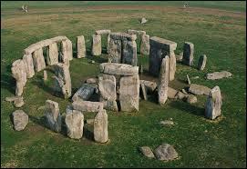 Comment s'appelle ce site où l'on trouve des énormes pierres posées au sol ?