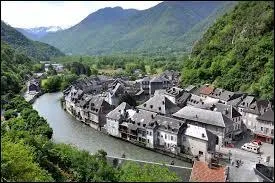 Je vous emmène à Saint-Béat. Traversé par la Garonne, ce village midi-pyrénéen, au pied du pic de Gar, se situe dans le département ...