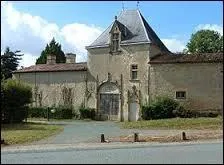 Voici le château de Saint-Michel-le-Cloucq. Village Vendéen, il se situe en région ...