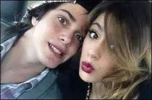 Comment s'appelle le frère de Martina Stoessel ?