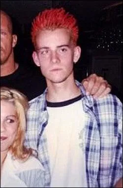 Qui est ce catcheur aux cheveux rouges ?