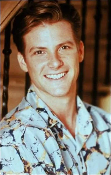 Emmanuel Curtil a aussi doublé Doug Savant, dans les années 1990, ici, dans le rôle de Matthew Fielding Jr, dans la série télévisée...