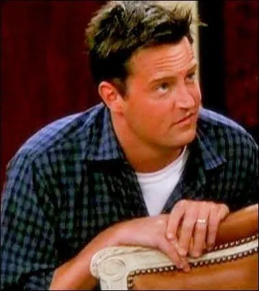 Dans la série " Friends", Emmanuel Curtis prête sa voix à Matthew Perry. Quel était le rôle de Matthew Perry dans "Friends" ?