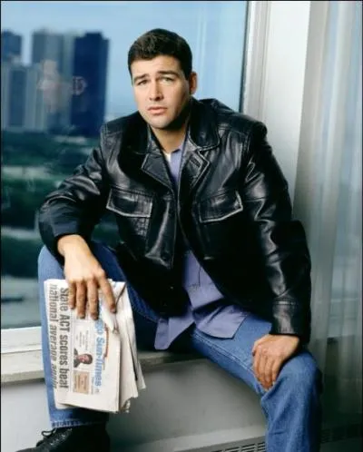 Emmanuel Curtil est la voix française de Kyle Chandler, ici, sur la photo dans le rôle de Gary Hobson. De quelle série télévisée s'agit-il ?