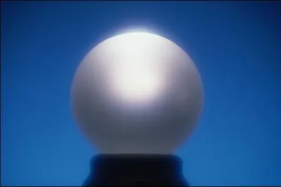 En plongeant son regard au cur de cette boule de cristal, le praticien entre en état Alpha et peut exercer sa médiumnité. C'est l'art de :