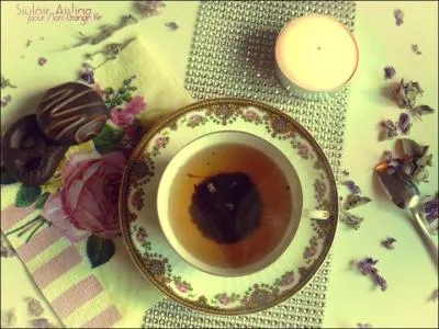 La cafédomancie permet de prédire l'avenir dans le marc de café. En Orient, la tasséomancie utilise....