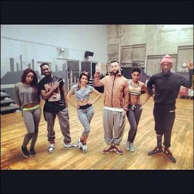 Comment s'appellent ses 2 danseuses ?