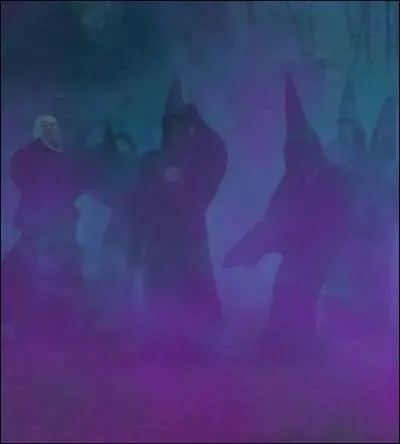 Un dernier élément vient compléter le spectacle macabre ; il rôde entre les stèles et la putréfaction... Les théâtres classiques ont un souffleur, Voldemort a...