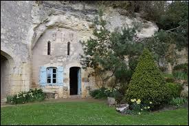 Comment appelle-t-on ces maisons creusées directement dans la roche que l'on trouve en Anjou mais aussi dans d'autres régions françaises ?
