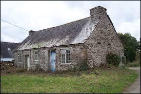 Quelle pierre donne cette couleur grise typique des maisons bretonnes ?